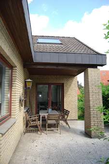überdachte Terrasse mit Zugang Wohnzimmer - Zweifamilienhaus in 28857 Syke mit 225m² kaufen