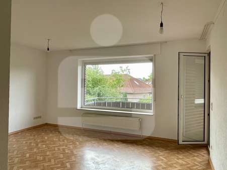 Wohnzimmer mit Zugang zum Balkon - Etagenwohnung in 27232 Sulingen mit 70m² kaufen
