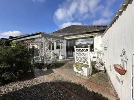 Terrasse teilweise überdacht Terrasse teilweise überdacht - Bungalow in 28844 Weyhe mit 102m² kaufen