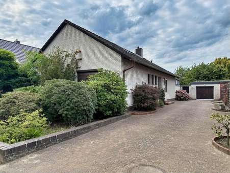 Hofauffahrt/ Straßenansicht Hofauffahrt/ Straßenansicht - Einfamilienhaus in 27383 Scheeßel mit 93m² kaufen