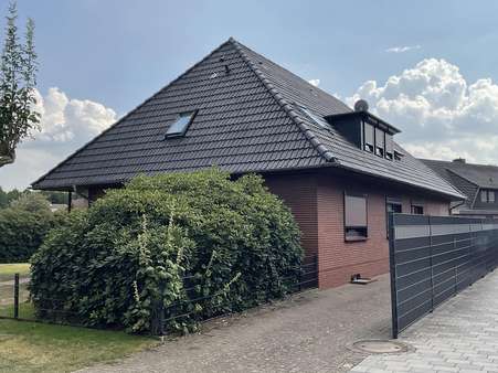 Seitenansicht mit Hofauffahrt - Einfamilienhaus in 27383 Scheeßel mit 240m² kaufen