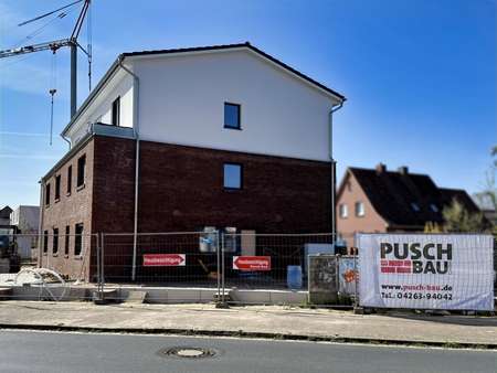 Giebelansicht Hauseingang (Beispiel Haus 1) - Erdgeschosswohnung in 27383 Scheeßel mit 74m² kaufen