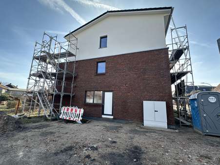 Seitenansicht - Erdgeschosswohnung in 27383 Scheeßel mit 74m² kaufen