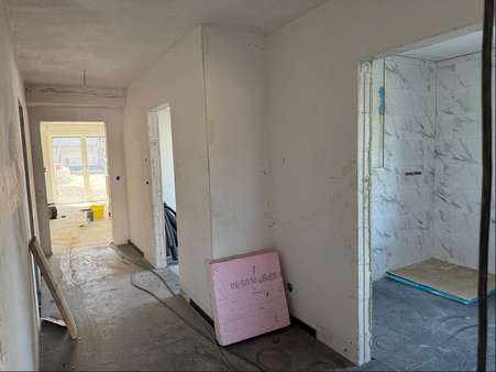 Beispiel Flur Haus 1 (Aktueller Bautenstand: 12.04.25) - Erdgeschosswohnung in 27383 Scheeßel mit 74m² kaufen