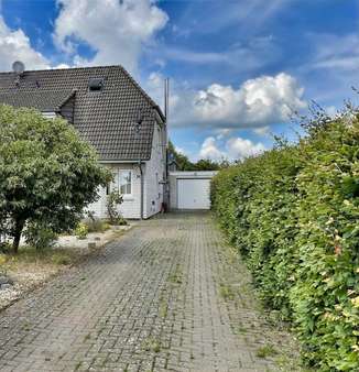 Zufahrt Zufahrt - Doppelhaushälfte in 28876 Oyten, Bassen mit 106m² kaufen