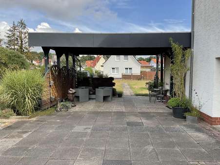 Carport und Zugang in den hinteren Garten - Doppelhaushälfte in 28832 Achim mit 130m² günstig kaufen