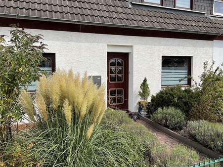 Hauseigang - Doppelhaushälfte in 28832 Achim mit 130m² günstig kaufen