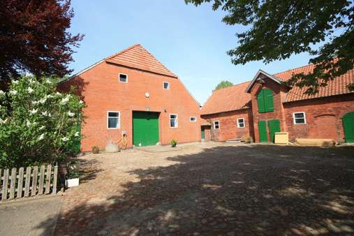 Blick von der Garagenzufahrt auf die Nebengebäude - Bauernhaus in 27337 Blender mit 277m² kaufen