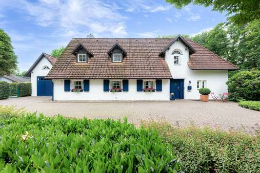Zufahrtsansicht Zufahrtsansicht - Einfamilienhaus in 27283 Verden mit 231m² kaufen