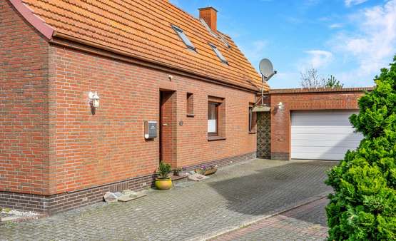 Eingang und Garage - Einfamilienhaus in 28832 Achim mit 150m² kaufen