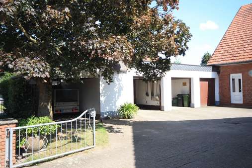 Blick auf die Garagen (offene Tore) Blick auf die Garagen (offene Tore) - Zweifamilienhaus in 27337 Blender mit 189m² kaufen