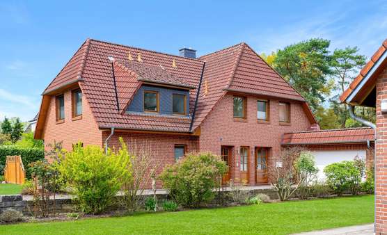 Blick auf die Eingangsseite - Zweifamilienhaus in 28870 Ottersberg mit 225m² kaufen