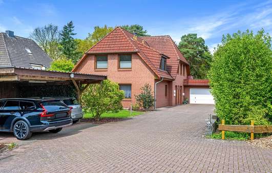 Grundstückszufahrt und Doppelcarport - Zweifamilienhaus in 28870 Ottersberg mit 225m² kaufen