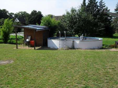 Gartenbereich mit Pool - Zweifamilienhaus in 27299 Langwedel mit 295m² kaufen