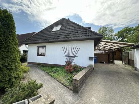 Einfahrt und Carport - Einfamilienhaus in 28832 Achim mit 130m² kaufen