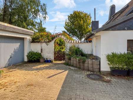 Zugang in den Ziergarten - Einfamilienhaus in 28832 Achim mit 198m² kaufen