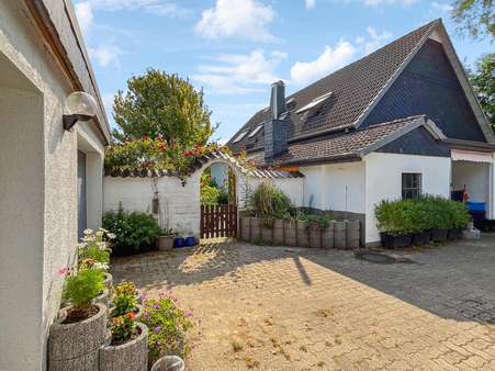 Zugang zum hinteren Ziergarten - Einfamilienhaus in 28832 Achim mit 198m² kaufen
