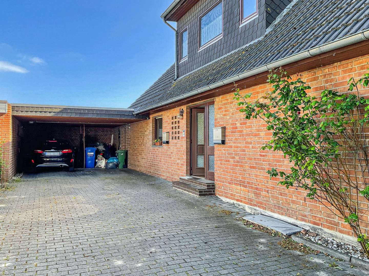 Einfahrt, Carport und Eingang - Zweifamilienhaus in 27321 Emtinghausen mit 187m² kaufen