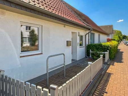 Hauseingang und Vorgarten - Einfamilienhaus in 28832 Achim mit 91m² kaufen