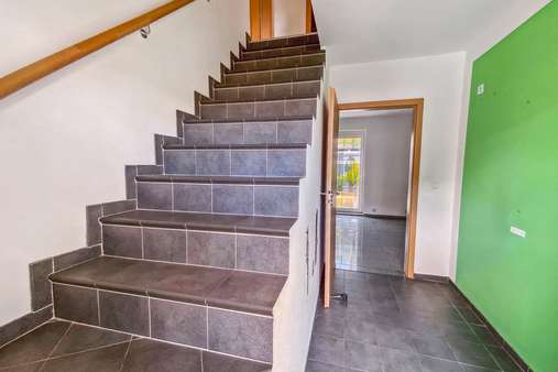 Treppenaufgang in das Obergeschoss - Zweifamilienhaus in 28832 Achim mit 241m² kaufen