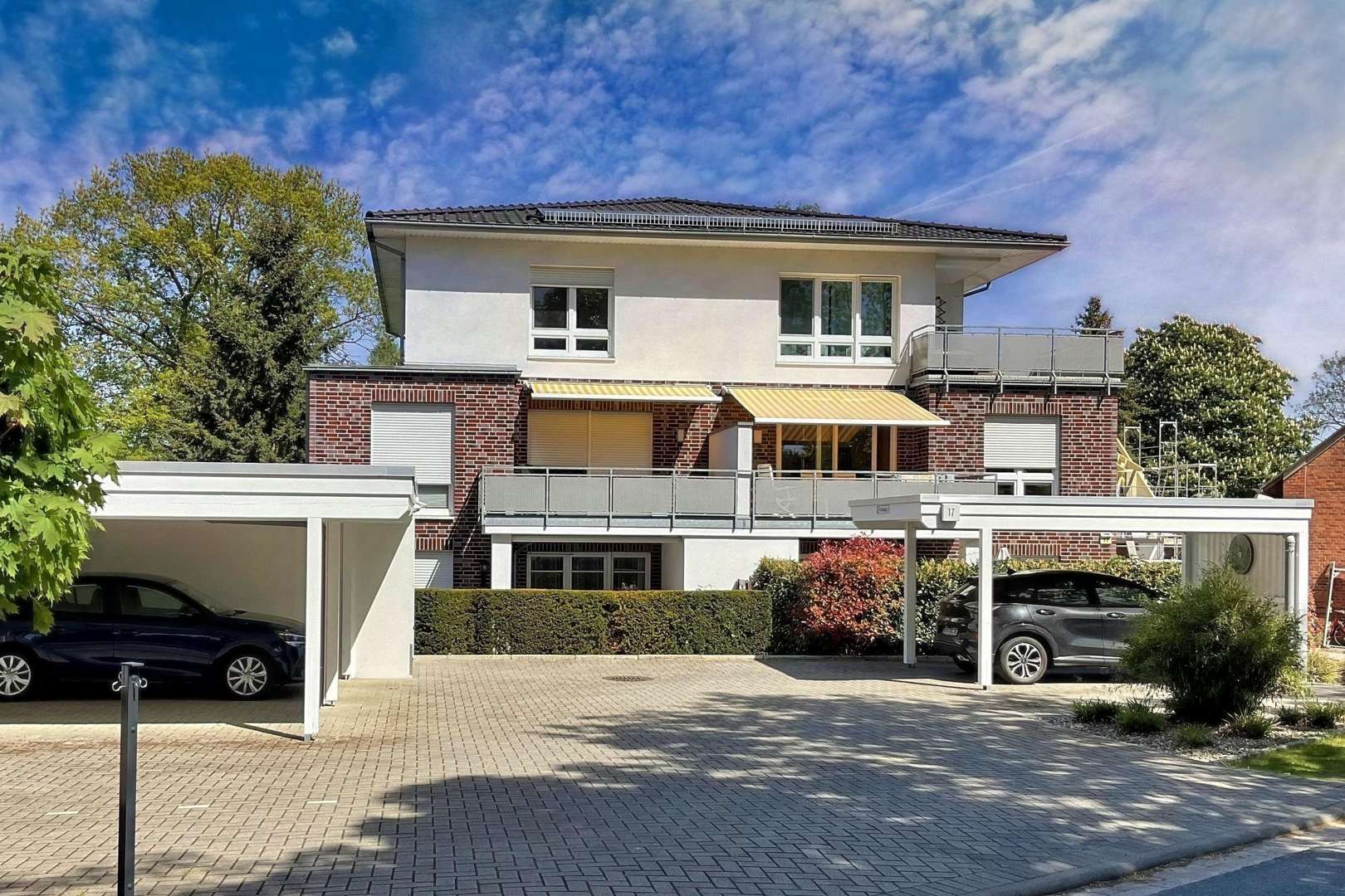 Einfahrt und Carportanlage - Erdgeschosswohnung in 28832 Achim mit 100m² kaufen