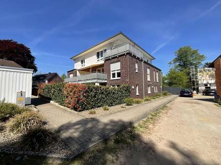 Terrassenansicht und Zugang zum Haus - Erdgeschosswohnung in 28832 Achim mit 100m² kaufen