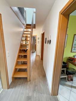Flur und Treppenaufgang in den ausgebauten Spitzboden - Dachgeschosswohnung in 27321 Thedinghausen mit 75m² kaufen