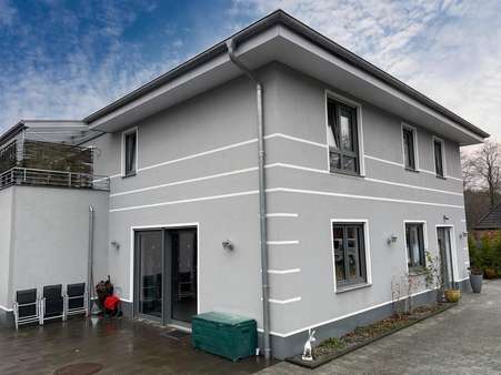 Seitenansicht mit Terrasse - Doppelhaushälfte in 27639 Wurster Nordseeküste mit 180m² kaufen