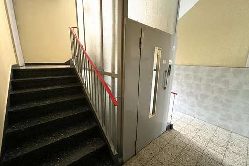 Treppenhaus - Etagenwohnung in 27576 Bremerhaven mit 50m² kaufen