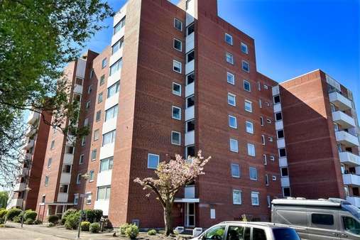 Hausansicht Hausansicht - Etagenwohnung in 27570 Bremerhaven mit 49m² kaufen