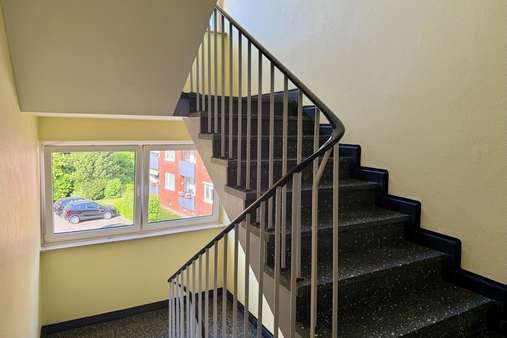 Treppenhaus  - Etagenwohnung in 27570 Bremerhaven mit 82m² als Kapitalanlage kaufen