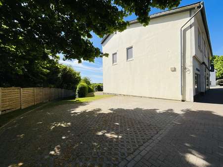 Seitenansicht u. Parkplätze - Bürohaus in 27628 Hagen mit 80m² kaufen