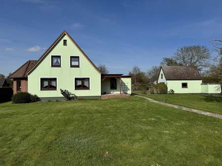 Giebelansicht + Garage - Einfamilienhaus in 27639 Wurster Nordseeküste mit 129m² kaufen