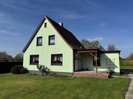 Giebelansicht mit Terrasse - Einfamilienhaus in 27639 Wurster Nordseeküste mit 129m² kaufen