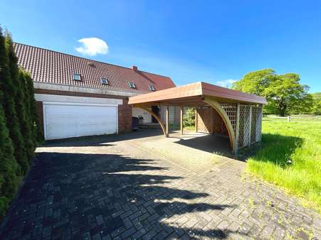 Auffahrt mit Garage und Carpor - Terrassen-Wohnung in 27619 Schiffdorf mit 262m² kaufen