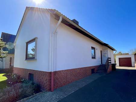 Auffahrt mit Eingang - Bungalow in 27619 Schiffdorf mit 79m² kaufen