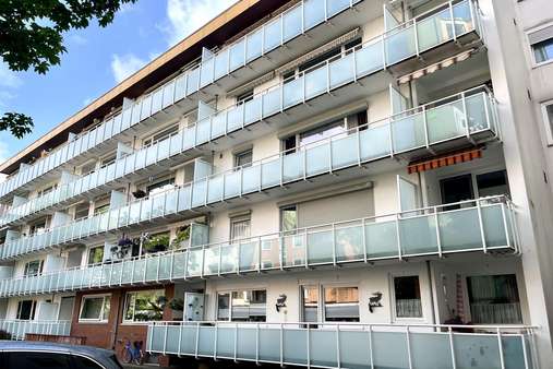 Hausrückseite Hausrückseite - Etagenwohnung in 27568 Bremerhaven mit 88m² kaufen