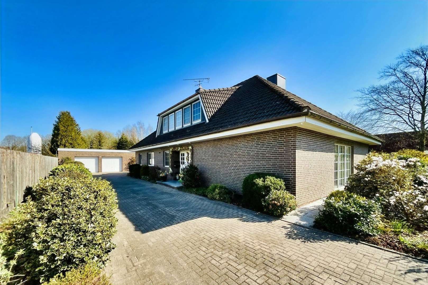 Außenansicht Außenansicht - Zweifamilienhaus in 27616 Beverstedt mit 363m² kaufen
