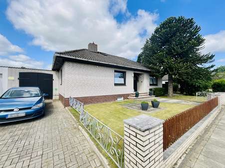 Auffahrt zur Garage - Bungalow in 27612 Loxstedt mit 96m² kaufen