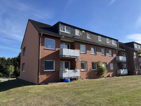 Garten- und Giebelansicht - Dachgeschosswohnung in 27639 Wurster Nordseeküste mit 76m² kaufen