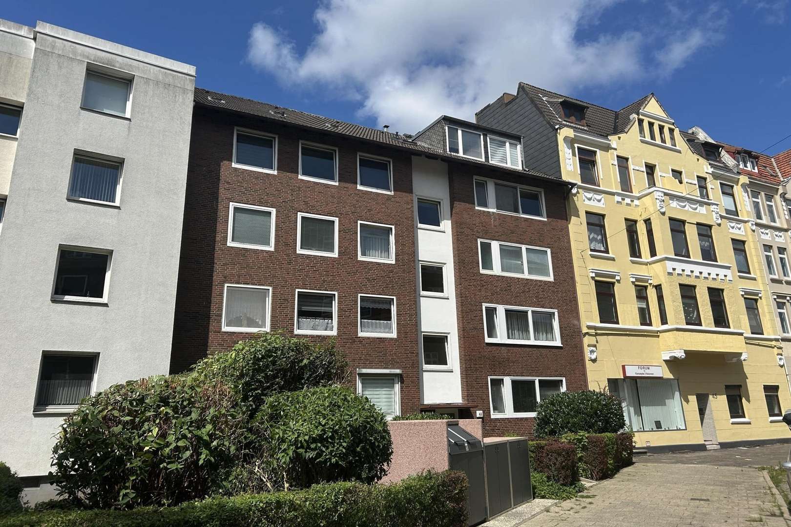 Straßenansicht Straßenansicht - Dachgeschosswohnung in 27576 Bremerhaven mit 36m² kaufen