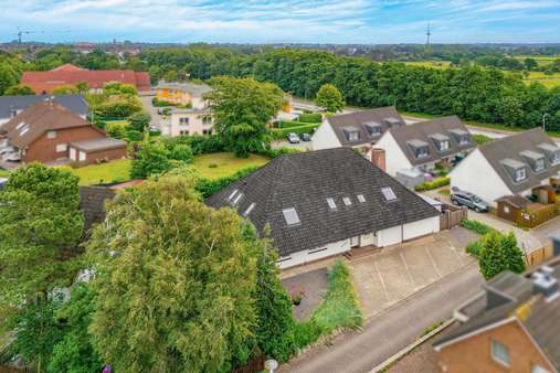 Straßenansicht aus der Luft Straßenansicht aus der Luft - Zweifamilienhaus in 27476 Cuxhaven mit 320m² kaufen