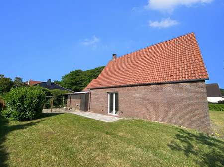 Westansicht mit Terrasse - Einfamilienhaus in 27639 Wurster Nordseeküste mit 147m² kaufen