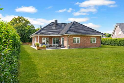 Blick aus dem Garten Blick aus dem Garten - Bungalow in 21775 Ihlienworth mit 127m² kaufen