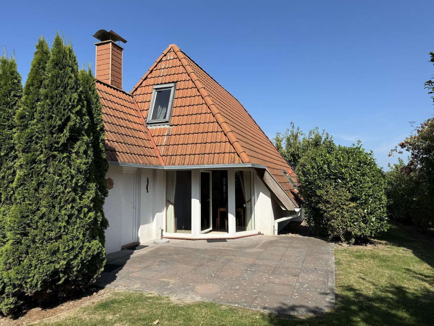 Gartenansicht mit Süd-Terrasse - Ferienhaus in 27639 Wurster Nordseeküste mit 85m² kaufen