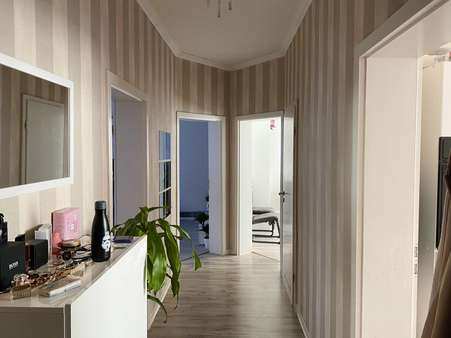 Flur Beispiel - Mehrfamilienhaus in 27572 Bremerhaven mit 215m² günstig kaufen