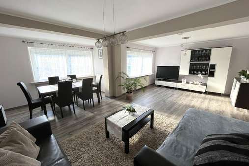 Wohnzimmer - Doppelhaushälfte in 27578 Bremerhaven mit 102m² günstig kaufen