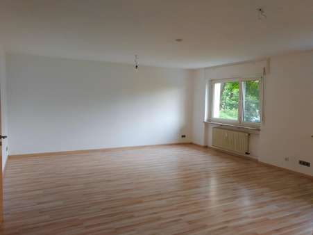 Wohnzimmer - Erdgeschosswohnung in 27570 Bremerhaven mit 105m² günstig kaufen