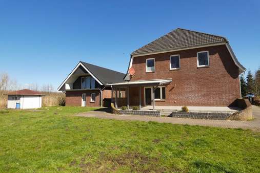 Wohnhaus, Nebengebäude, Garage - Zweifamilienhaus in 21756 Osten mit 267m² günstig kaufen