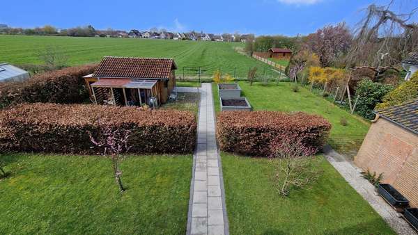 Blick in den Garten - Zweifamilienhaus in 27639 Wurster Nordseeküste mit 230m² kaufen